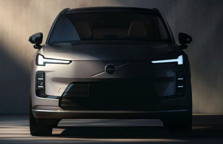 Volvo XC70 Plug-in Hybrid SUV